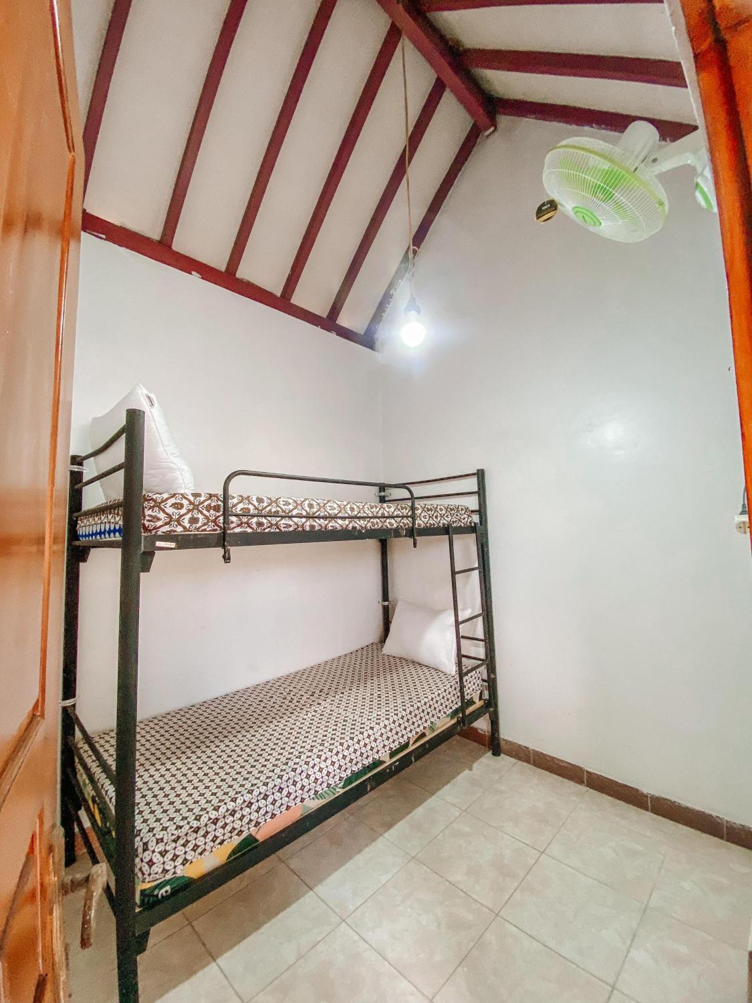 Laura'S Backpacker 523 Hostel Yogyakarta Exterior photo